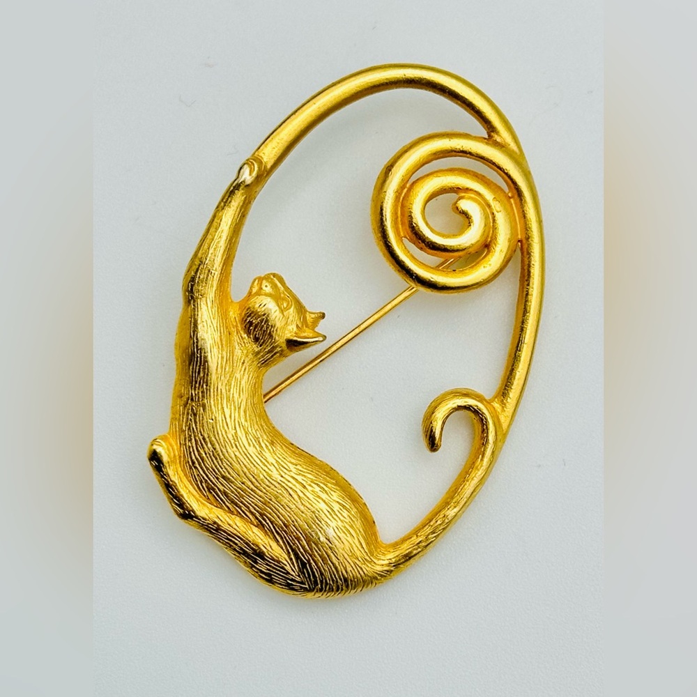 Vintage JJ Jonette Matte Gold Tone Cat Brooch Pin Stretch Deco Oval